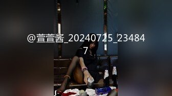 服装店老板娘营业期间坐前台边壹本正经的营业,下面露臊B给你看,也不怕路过行人发现