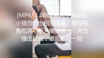 【自整理】白毛Coser性欲来了谁也挡不住，直接把紧身裤撕开了一道大口子，用来插入按摩棒自慰！Floortank 最新付费视频【63V】 (5)