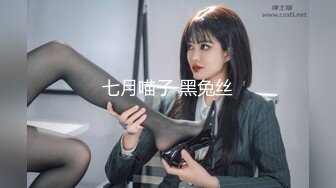 [MP4/ 685M] 大奶淫荡小少妇全程露脸让蒙面大哥舔着小脚抠弄骚穴，菊花都用道具抽插，多体位爆草抽插吃骚奶子