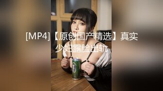 漂亮宝妈 完美白虎 掰开阴户直接看到子宫颈 ，儿子还在旁边打她屁股！