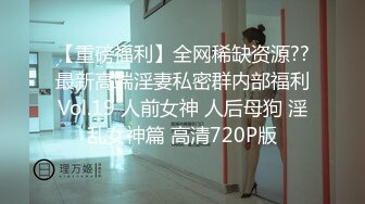 两个轻熟女群战四位小哥，全程露脸黑丝情趣装诱惑舔弄大鸡巴，被4个小哥轮番爆草抽插，口爆吞精场面淫乱