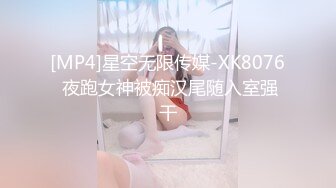 良家小少妇露脸让小哥在家玩弄抽插给狼友看，抱在怀里玩弄揉捏小奶子，无套爆草直接射在肚子上精彩不要错过