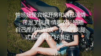 楚楚动人白衣小美女柔柔气质，妹子扶着鸡巴深深吞吸丰满肉体骑乘进出