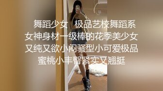 无毛黑丝情趣装非常骚的小母狗镜头前的诱惑，揉奶玩逼淫水多都能拉丝给狼友看特写，口交假鸡巴听狼友指挥