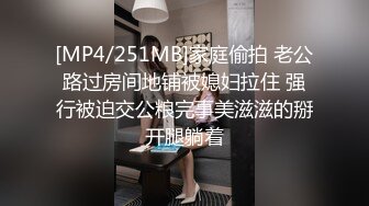 《野外廉价嫖鸡》树林子里炮点摄像头偸拍几对男女的肉色交易可以无套内射逗逼男爽完又要回10块钱健硕男真猛把小姐都肏移位了