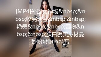 巨乳姐姐黑丝网诱惑，妩媚熟女玩的开，扩阴器撑开骚逼给你开大奶子挤出水，道具双插表情骚浪，用手掏骚逼