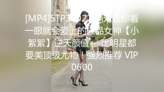 偷拍大神商场尾随偷拍几个气质美女美女裙底风光极品御姐绿色短裙，肥臀把内裤夹得一点看不到