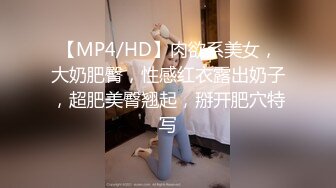 窗外偷窥隔壁高颜值美少妇洗香香