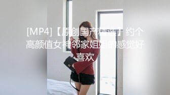 熟女的诱惑镜头前的呻吟，听狼友指挥开档丝袜舔弄假鸡巴，大黑牛自慰骚逼呻吟撅着屁股给狼友看骚逼别错过