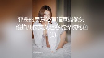 邪恶的房东浴室暗藏摄像头 偷拍几位美女租客洗澡洗鲍鱼 (1)