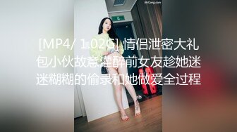 真实破解偷拍光头大爷值班室搂着大妈午休 睡醒后被摸硬鸡巴和大妈床边啪啪站位后入边肏边向外往怕有同事过来