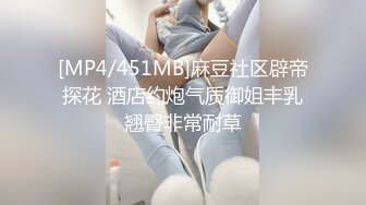 [MP4]可爱嫩妹【小晶晶】年龄不大超会玩，一身黑衣搔首弄姿，手指扣穴全是水，水晶假屌爆插