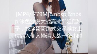 游乐场女厕偷窥破洞牛仔裤美女白嫩的大屁股和小黑鲍