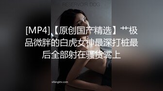 万达超市导购小美女，客厅等候她下班，鸡巴贼硬，小嘴给舔的好舒服，精液爆浆涌出！