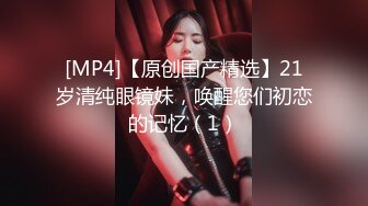 温柔妩媚娘露脸黑丝诱惑大秀直播用小嘴伺候大哥的大鸡巴， 无毛白虎蝴蝶逼，各种舔鸡巴射她嘴里