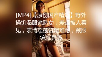 高颜值丰满妹子【超美韩】情趣装道具自慰，沙发跳蛋塞入假屌抽插呻吟出水，很是诱惑喜欢不要错过!