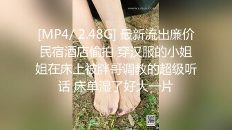 黑丝高跟美女电梯口玩全裸