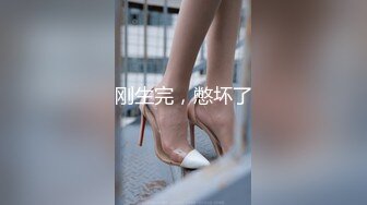 【新片速遞】 极品美女【上海卓卓】来大姨妈诱惑秀，灵活舌头舔假屌，掰穴特写塞着棉棒，黑丝美腿搔首弄姿[247MB/MP4/00:34:56]