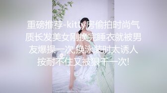 蜜桃臀小少妇露脸深喉大鸡巴不停摆弄，主动上位求插浪荡呻吟淫声荡语，让小哥直接射进逼里又拿道具抽插浪叫