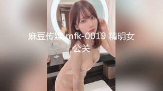 《居家摄像头》小伙脾气上来了老婆刚回家就被拉到厨房连干两炮再做饭