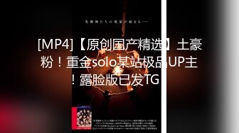 《极品CP魔手外购》坑神潜入某单位女厕隔板缝中实拍超多小姐姐方便，赤裸裸逼脸同框，妹子对着镜头看半天都没发现异常 (1)